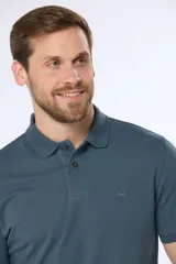 Remera polo piqué lisa color salmón, con cuello en rib y botones personalizados.