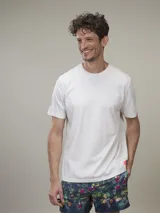 Remera de algodón color gris claro jaspeado, de corte clásico y mangas cortas.