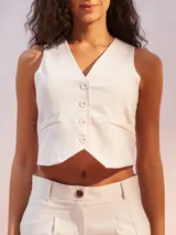 Chaleco color beige claro, de corte sastre y escote en V, con cierre frontal de botones y bolsillos delanteros.