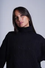 Sweater rojo de punto trenzado con cuello alto.