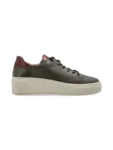 Sneaker Adelaida de cuero graneado color verde oliva, con cordones de algodón y suela elevada color crema.