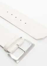 Cinturón ancho de cuero color blanco con hebilla metálica plateada.