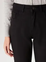 Pantalón de jean de calce ajustado, color azul claro, con cintura media y confeccionado en denim con elastano.