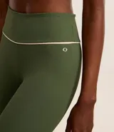 Pantalón legging deportiva confeccionada en microfibra acanalada color verde militar, con detalle de vivo contrastante.
