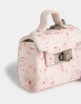 Monedero de cuerina celeste con forma de bolso pequeño, manija superior, solapa con broche de botón y mosquetón lateral con cadena plateada.