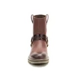 Bota corta de cuero color marrón con correa de cuero con estampado de piel de serpiente y hebilla metálica.