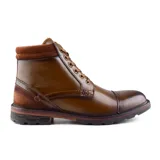 Bota de vestir acordonada color marrón de cuero con detalles en gamuza.
