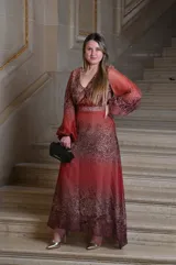 Vestido largo de gasa con estampado animal print en tonos marrones y rojizos. Tiene escote en V, mangas largas abullonadas y corte en la cintura.