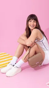 Bandolera pequeña de símil cuero color azul marino, con tapa curva y cierre metálico rectangular plateado. Incluye correa ajustable fina.