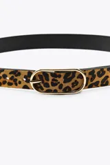 Cinturón de cuero con estampado animal print y hebilla ovalada dorada.