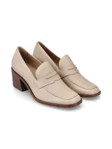 Zapato mocasín de cuero color beige con taco cuadrado de madera.