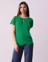 Remera verde de modal con cuello redondo y manga corta con aplique de encaje.