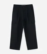Pantalón baggy de sastrería color negro, con cintura con trabillas, cierre tradicional, pliegues y bolsillos cargo laterales.