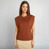 Camiseta marrón sin mangas con hombreras.