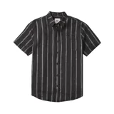 Camisa de manga corta negra con rayas verticales blancas, cuello clásico y bolsillo en el pecho.