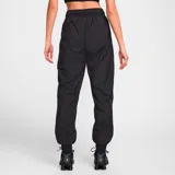 Pantalón largo deportivo Nike Sportswear Classic Wovens de mujer, color negro con logo blanco en el muslo izquierdo.