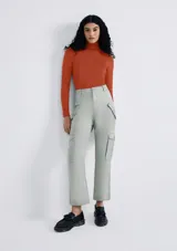 Polera negra de cuello alto, manga larga y tejido acanalado.