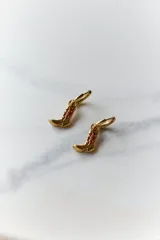 Par de aros dorados con forma de bota texana y detalles esmaltados en rojo. Cierre tipo argolla.