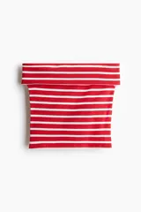 Top ajustado de punto acanalado a rayas rojas y blancas, con hombros descubiertos y escote ancho doblado.