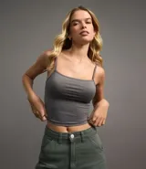 Top cropped de tirantes finos, escote cuadrado y corte ajustado, color rojo oscuro.