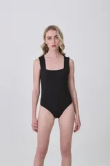 Body sin mangas color negro, ajustado al cuerpo, con escote cuadrado.