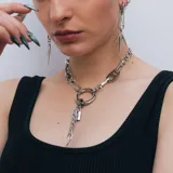 Collar plateado de cadena con dije de candado y cadena colgante.