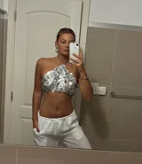 Top plateado de lentejuelas con cuello halter y espalda descubierta.