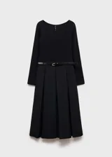 Vestido midi negro de punto con cuello redondo, mangas largas y falda acampanada. Incluye cinturón fino de cuero con hebilla metálica.