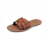 Sandalias bajas color marrón con diseño de tiras anchas entrelazadas en el empeine.