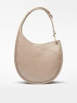 Cartera hobo color beige, de piel sintética con textura craquelada. Tiene un compartimento con cierre de clip magnético y un bolsillo interior con cierre de cremallera. El asa es tubular con pieza metálica y el logo está grabado.
