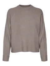 Sweater de punto color beige claro, con cuello redondo y corte regular.