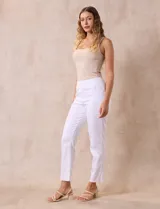 Jegging blanco de tencel con pretina ancha elastizada, bolsillos delanteros simulados, bolsillos traseros aplicados y terminación desflecada en el ruedo.