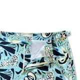 Short de baño celeste con estampado de motivos marinos en tonos azules y marrones. Tiene pretina fija con hebillas metálicas laterales, botón a presión y cierre frontal. Incluye tres bolsillos, interior de mesh hipoalergénico y accesorios waterproof.