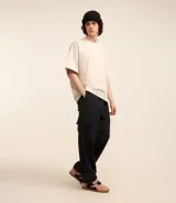 Pantalón cargo negro paper touch, convertible en bermuda, con bolsillos laterales, cintura elástica y cordón de ajuste.