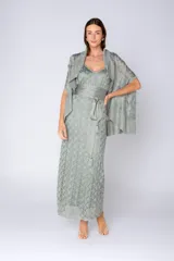 Saco tejido calado color verde humo, de hilo satinado con leve brillo, con caída fluida y silueta envolvente.