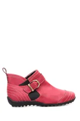 Bota baja estilo botín de cuero color rojo, con hebilla dorada y elástico negro.