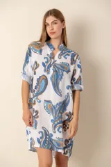 Vestido corto de lino color blanco con estampado de cachemir en tonos azul y marrón, cuello mao y mangas cortas con dobladillo.