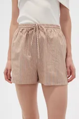 Short de viscosa a rayas verticales azules y blancas, con cintura elastizada y cordón ajustable.