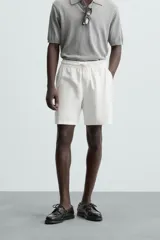 Bermuda de algodón color marrón oscuro, de corte regular fit, con cintura elástica ajustable mediante cordón. Presenta bolsillos laterales y un bolsillo trasero de vivo.