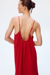 Vestido tobillero rojo de muselina de algodón suave, corte holgado con breteles finos ajustables, escote recto, espalda escotada y bajo recto con abertura pronunciada en los laterales.