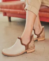Zapato tipo botín sin talón con diseño en tonos beige y marrón, ideal para un uso cotidiano.