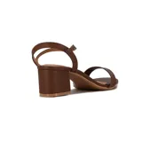 Sandalia de vestir marrón con una tira sobre los dedos, pulsera con hebilla al tobillo y taco cuadrado.