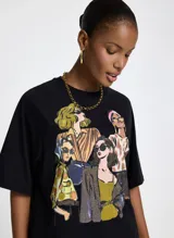 Remera negra de algodón con mangas cortas, cuello redondo y estampado frontal de un grupo de mujeres con diferentes estilos.