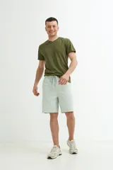 Short celeste con cintura elastizada y cordón ajustable.