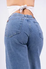 Pantalón de jean celeste con pequeños apliques brillantes, corte wide leg.