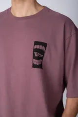 Remera verde militar de corte oversize con estampado negro en el frente.