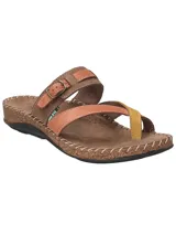 Sandalias de cuero color marrón con tiras en color naranja y amarillo. Tiene una tira con hebilla en el empeine y plantilla de cuero.