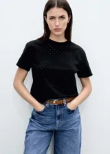 Camiseta negra de algodón con cuello redondo, manga corta y diseño calado con bordados.