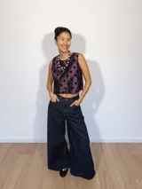 Remera corta de tafeta color verde militar con lunares de terciopelo negros, corte a la base y botón en la parte trasera.