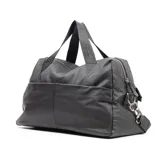 Bolso de mano tipo duffle de cuero negro, con doble asa corta y correa larga regulable con el logo de la marca. Tiene cierre superior y dos bolsillos frontales con cierre.